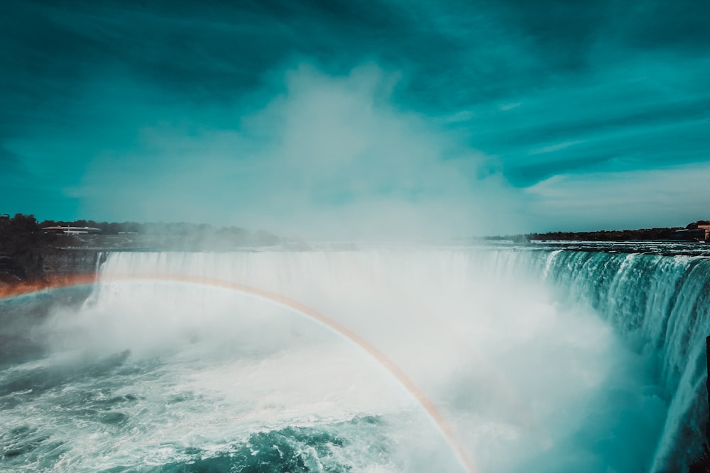 Regenbogen über Wasser