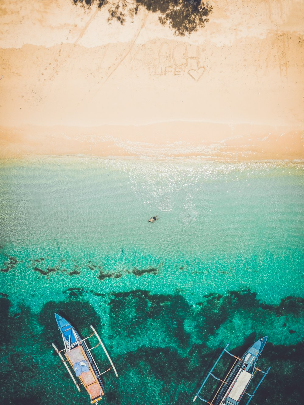 2隻のボートで海岸の航空写真
