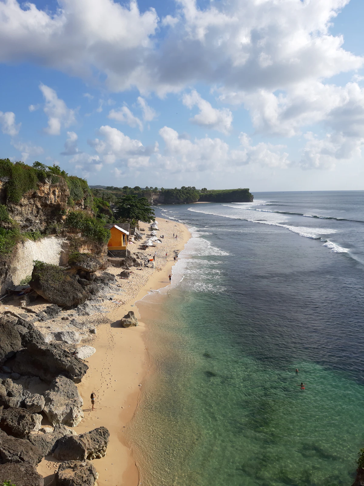 Turquoise tidal pools and dramatic ocean bluffs along Nusa Lembongan