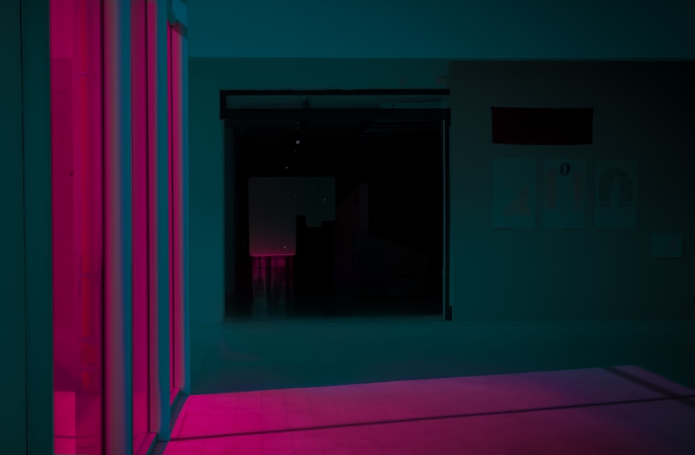 um quarto com uma luz rosa no meio dele