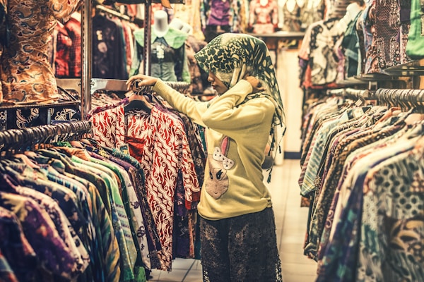 Femme portant une tenue coloree representant l'entrepreneuriat dynamique