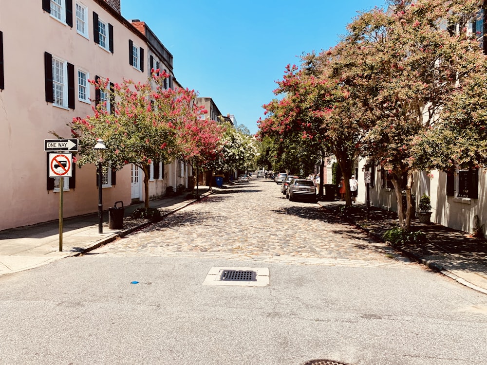 uma rua sem sinal de estacionamento ao lado