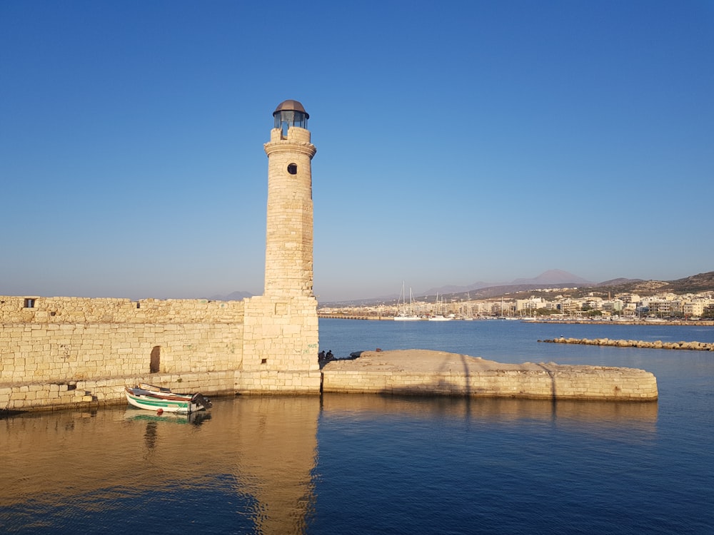 farol bege sob o céu azul