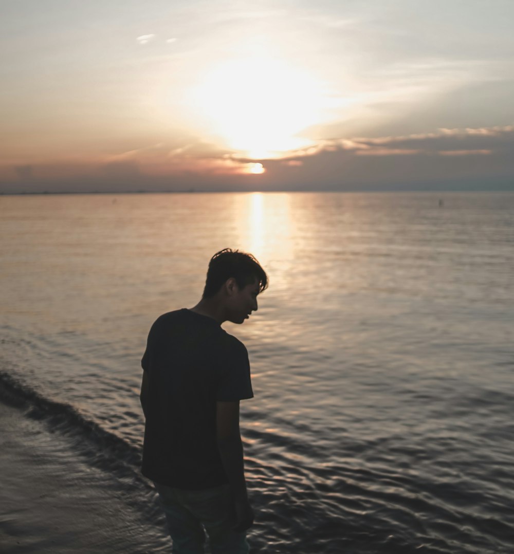 hombre en la playa