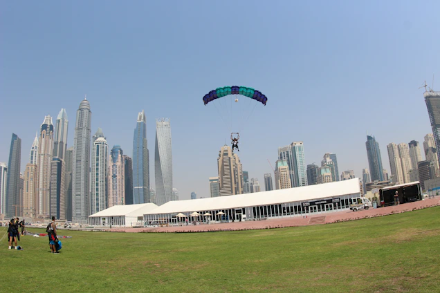 A climber descending the Sumaré bridge with urban skyline in the background under clear blue sky.