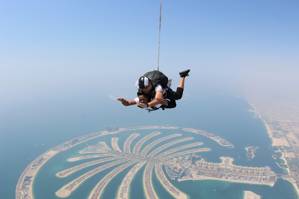duas pessoas paraquedismo sobre Dubai
