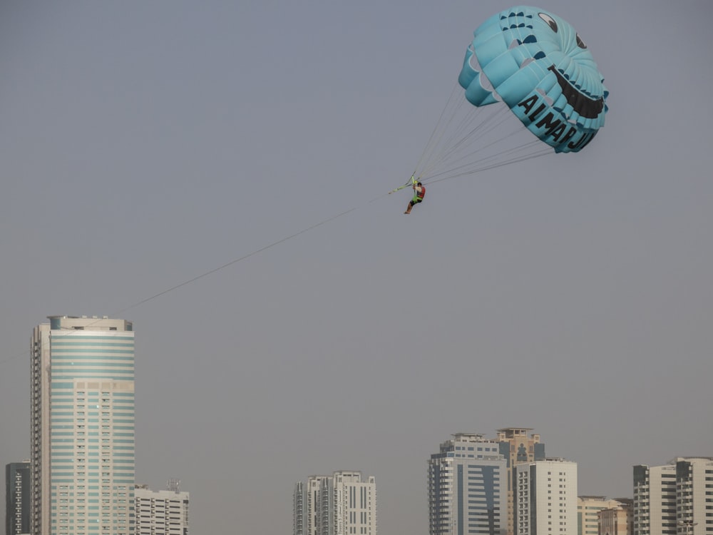 fotografia di uomo che fa paracadute durante il giorno
