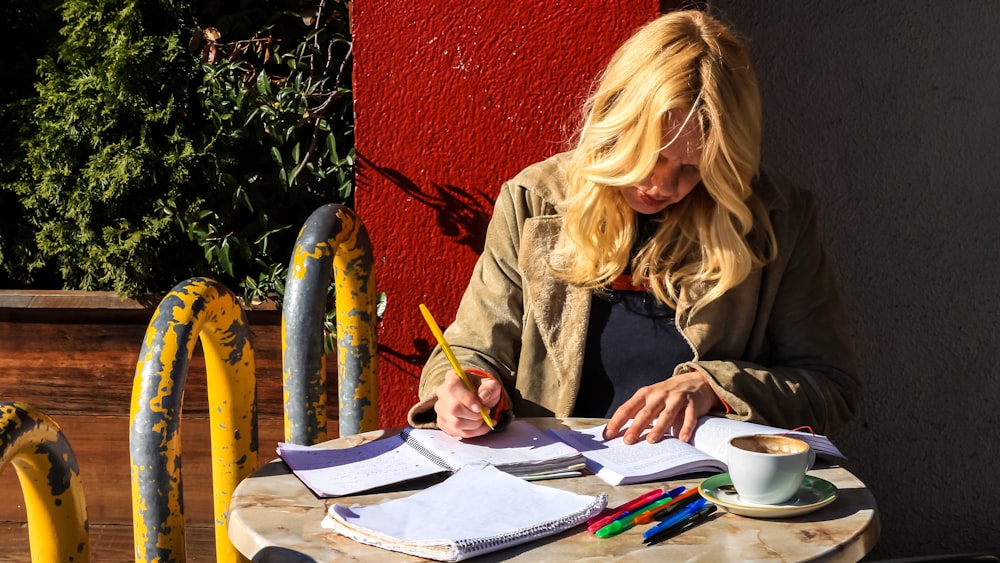 mujer escribiendo en el libro