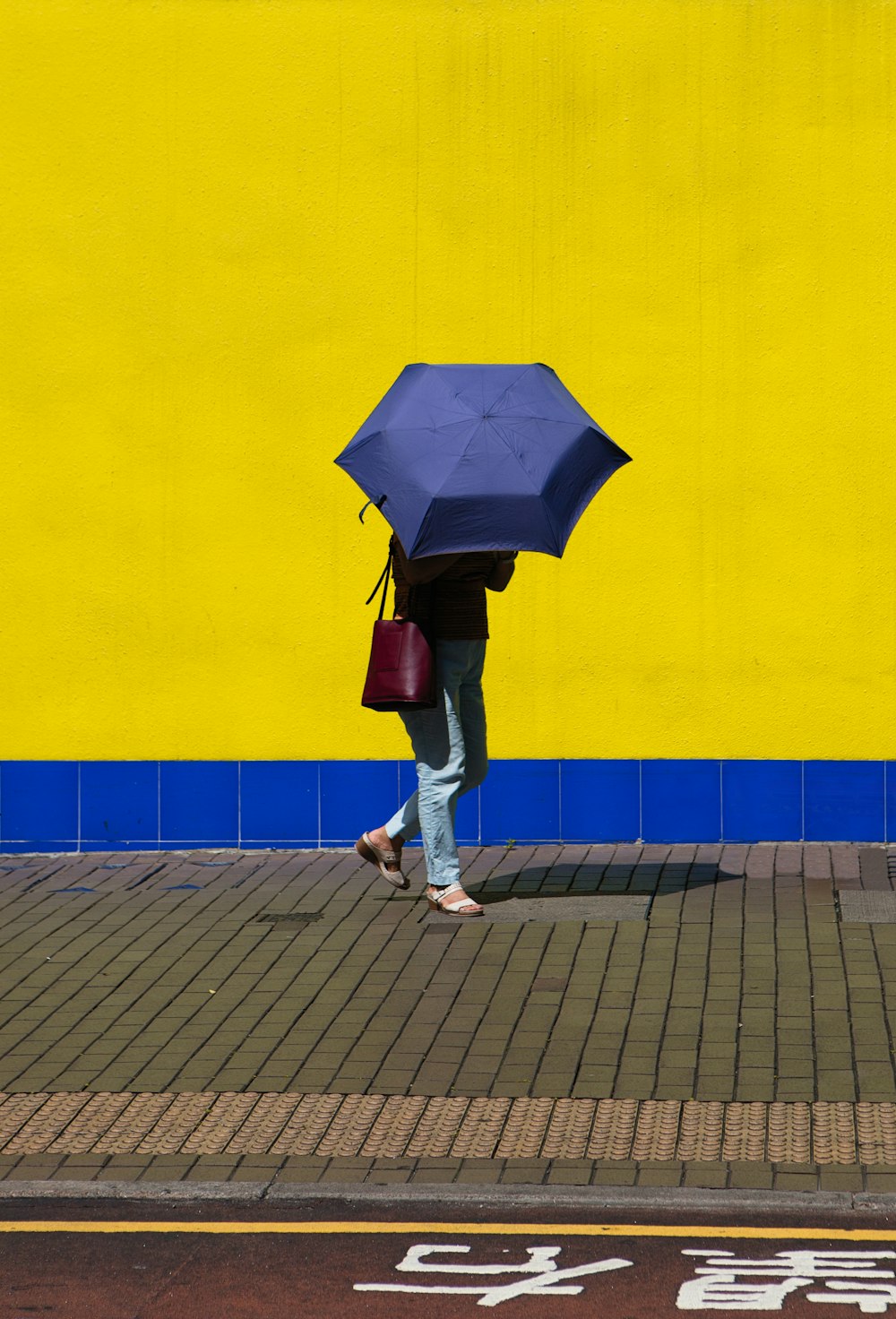 Person, die einen Regenschirm hält