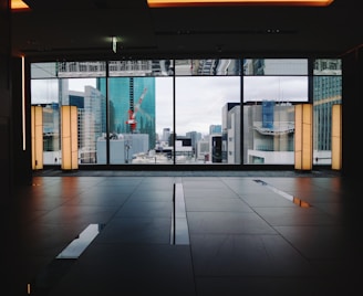 intérieur d'un immeuble vue sur les vitres et l'extérieur 