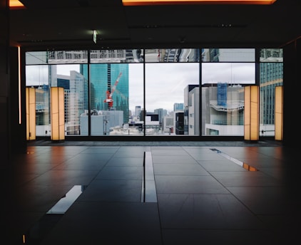 intérieur d'un immeuble vue sur les vitres et l'extérieur 