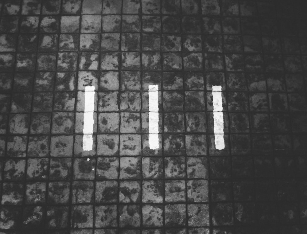 uma foto em preto e branco de um piso de azulejos