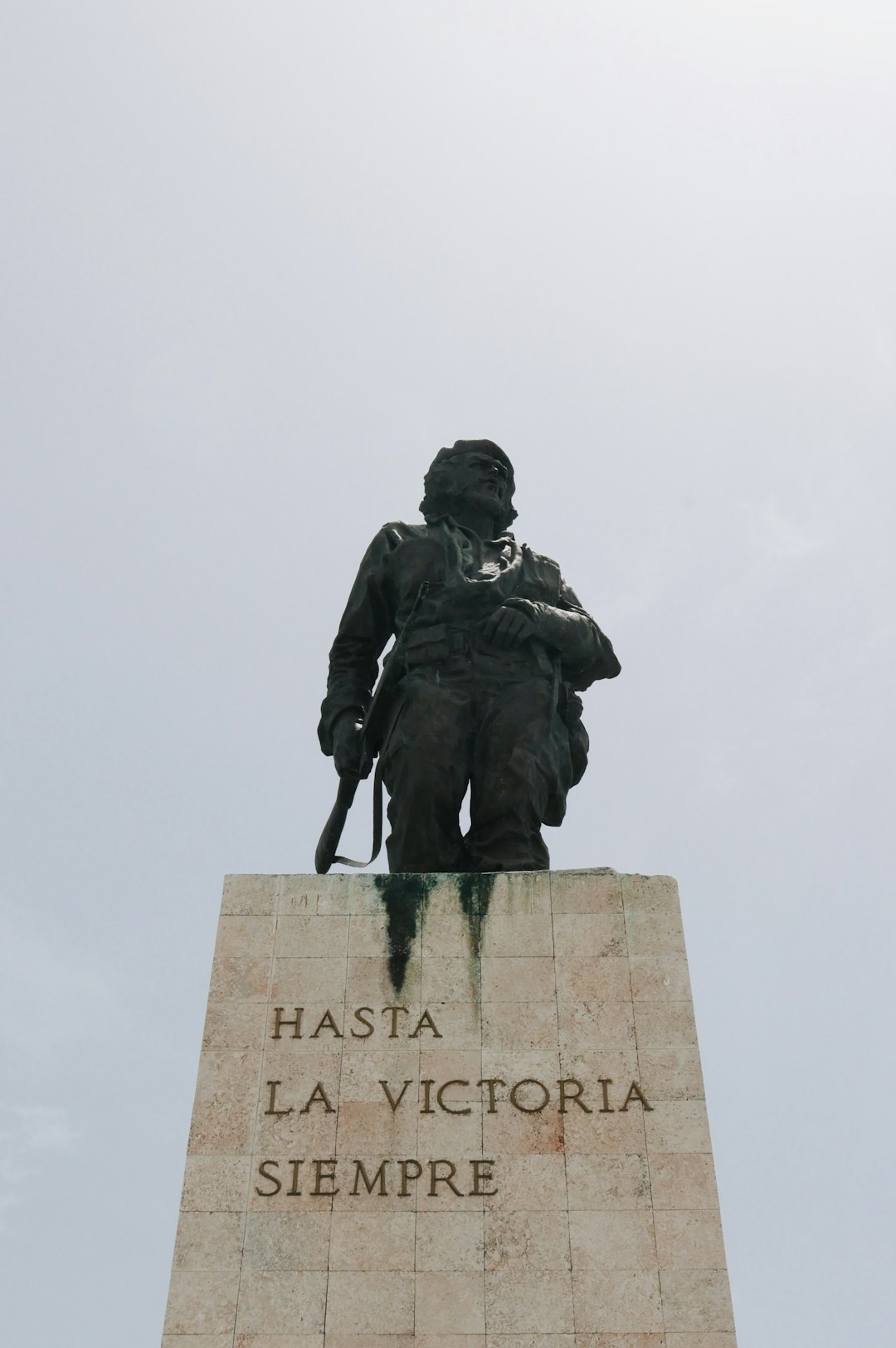 Hasta La Victoria Siempre statue