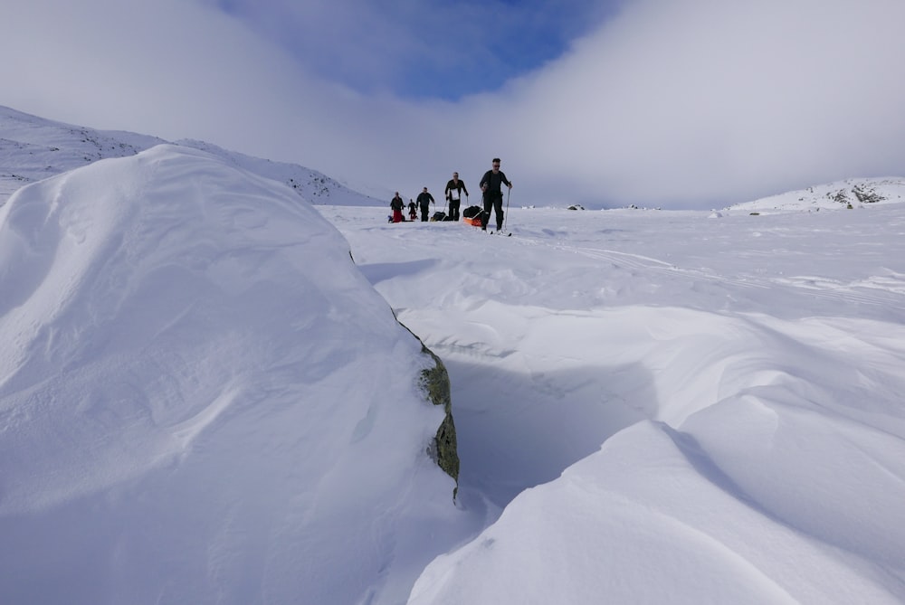 persone che camminano sul campo innevato durante il giorno