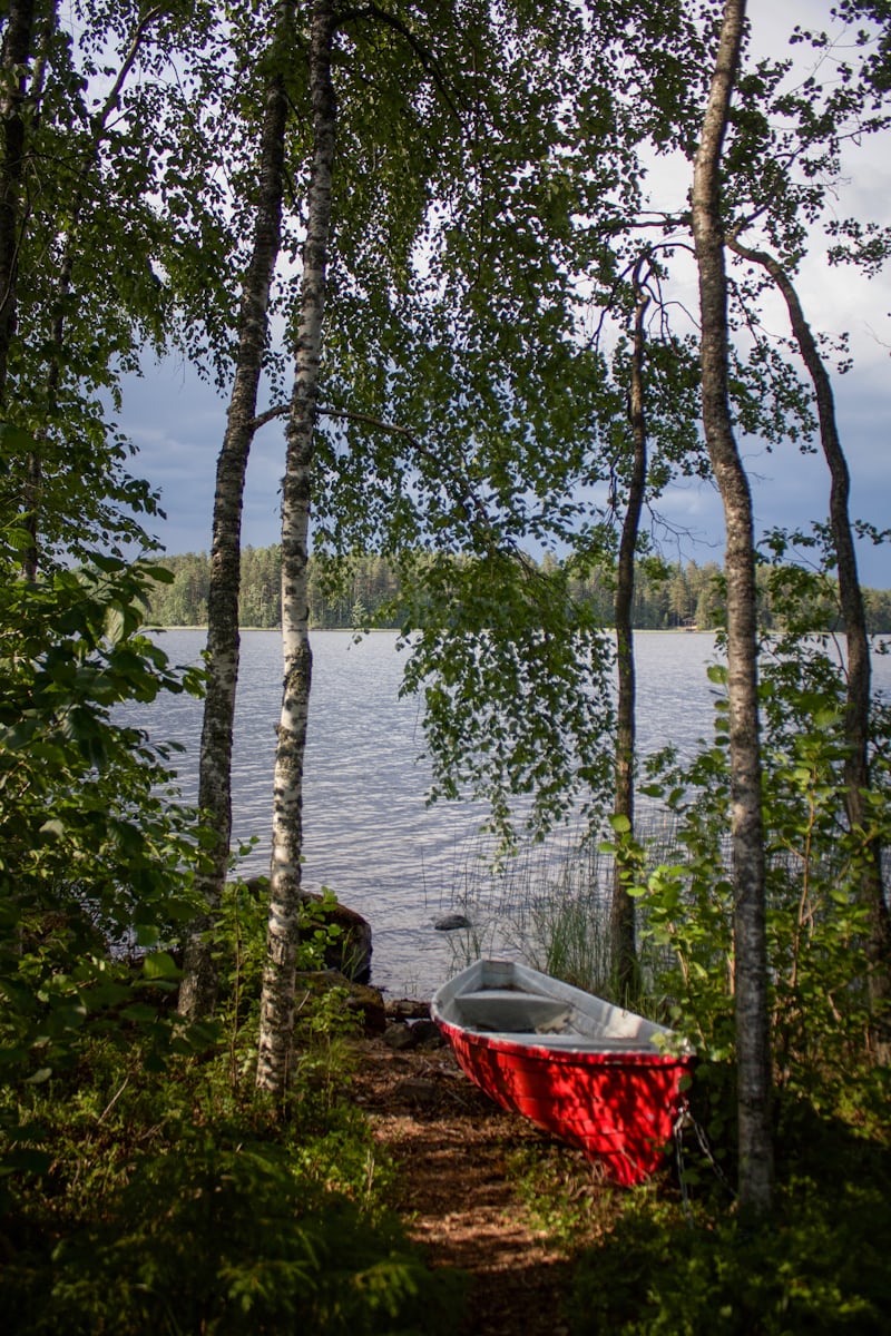 北欧の夏の湖畔に置かれたボート