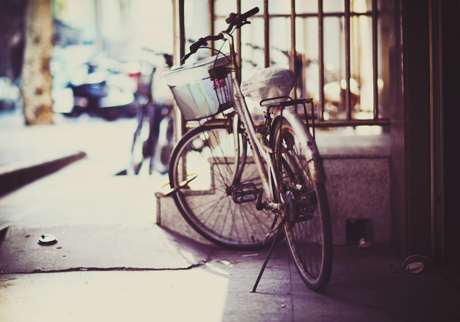 Fujifilm X-Pro1 + Fujifilm XF 35mm F1.4 R sample photo. Gray bicycle parked near photography