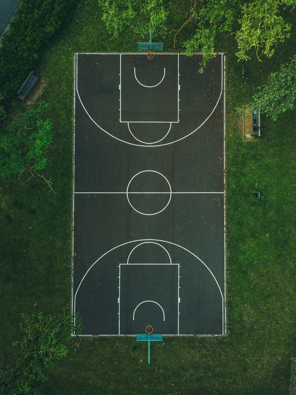 Basketballplatz zwischen Bäumen