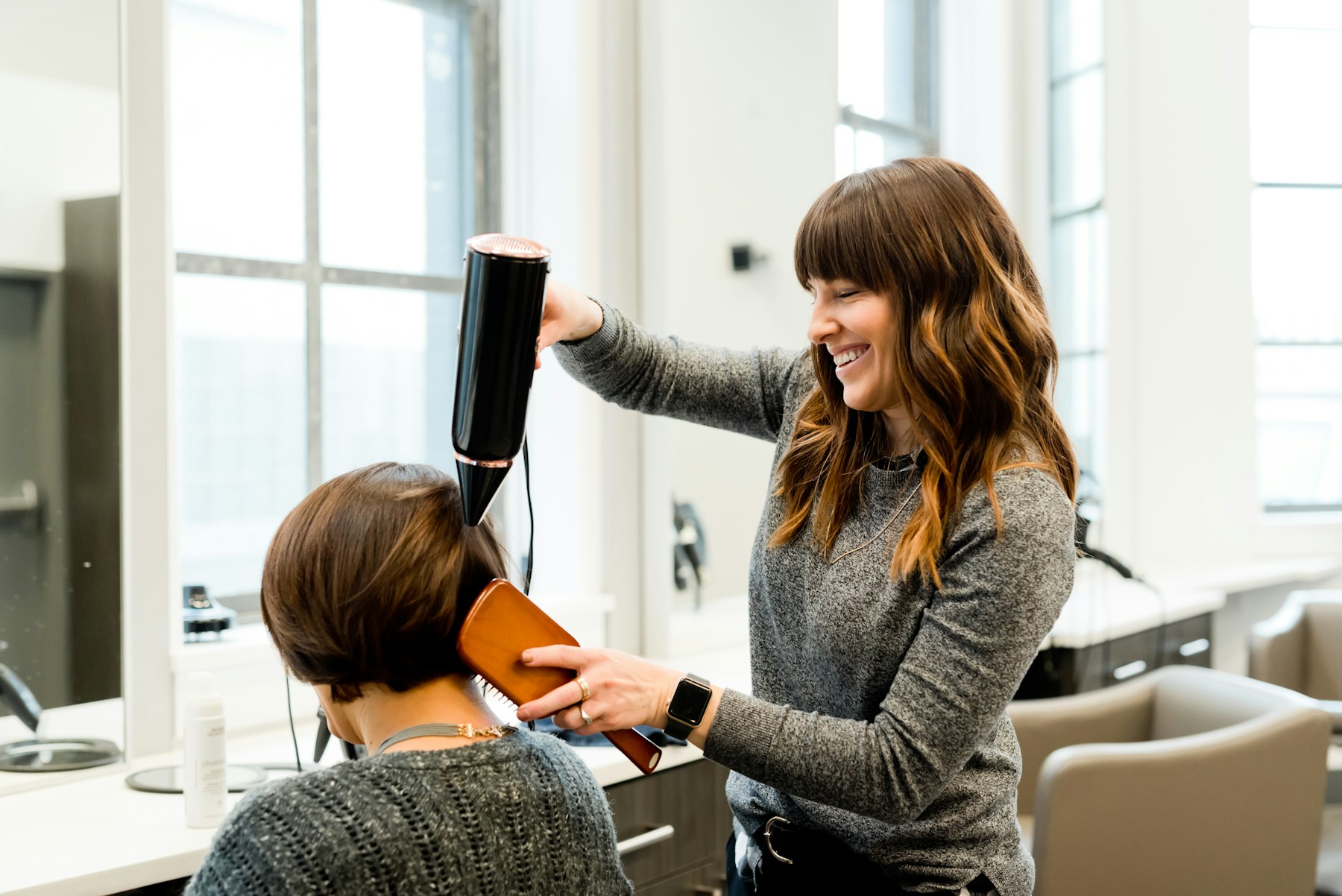 Profissional de beleza em atendimento premium