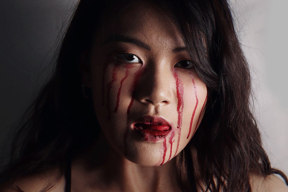 mulher usando maquiagem de sangue