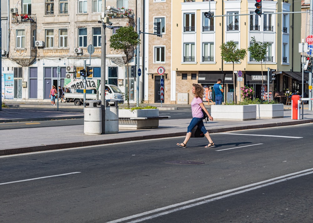 femme traversant sur la route