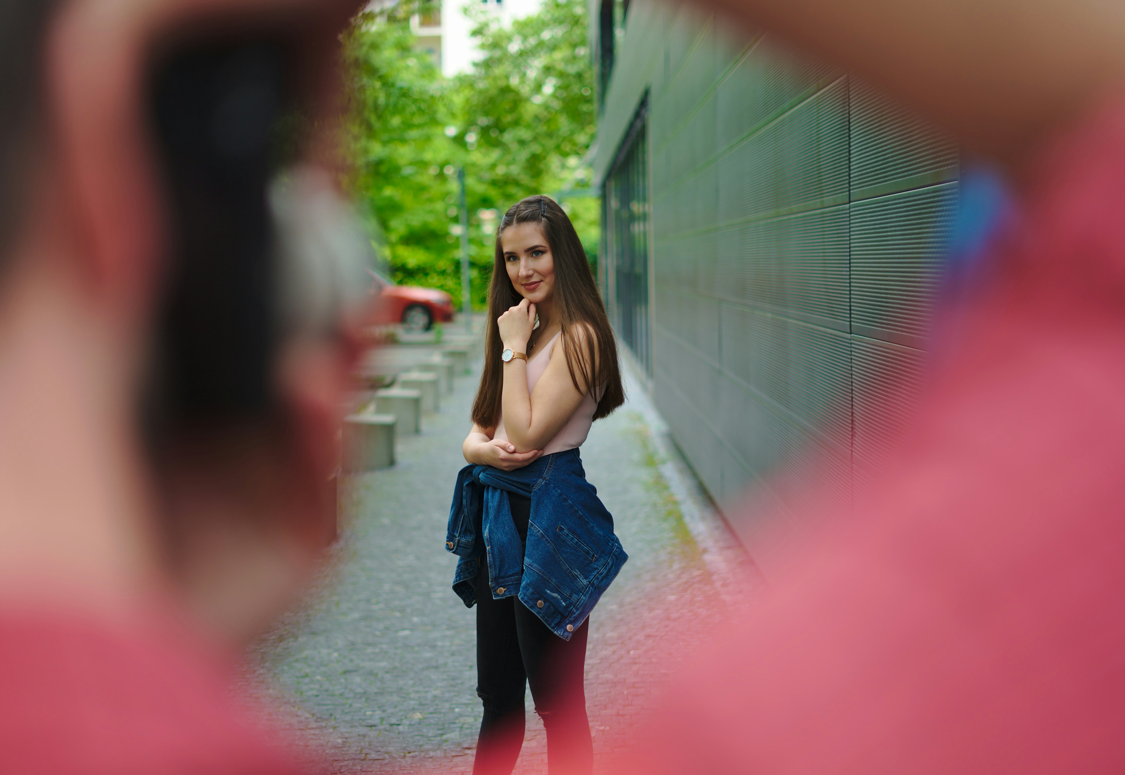 donna con giacca di jeans blu avvolta in vita