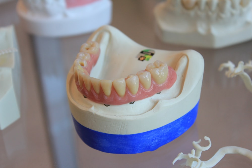 Dentaduras postizas en estante de escamas blancas