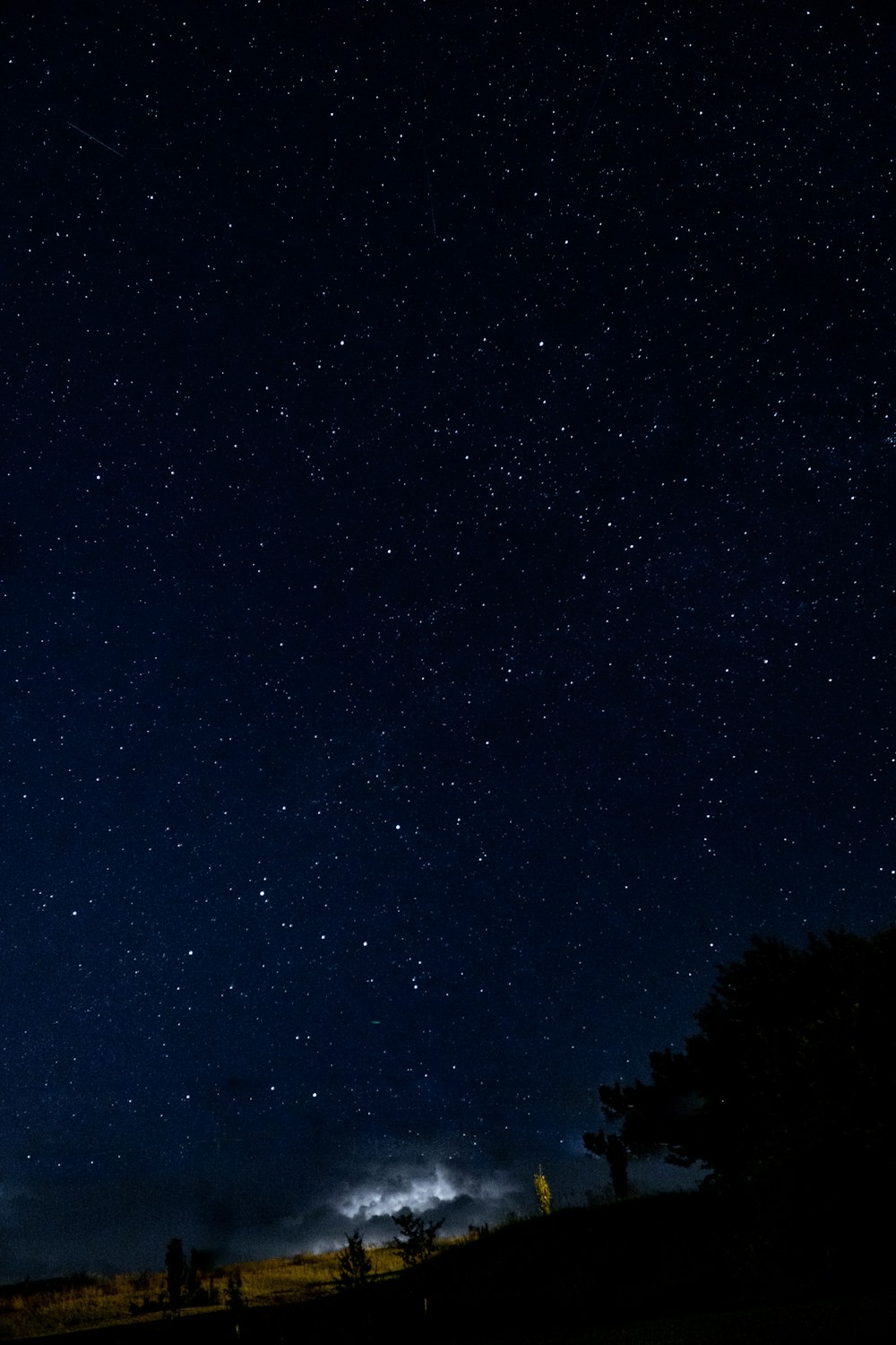 Il cielo notturno è pieno di stelle e nuvole