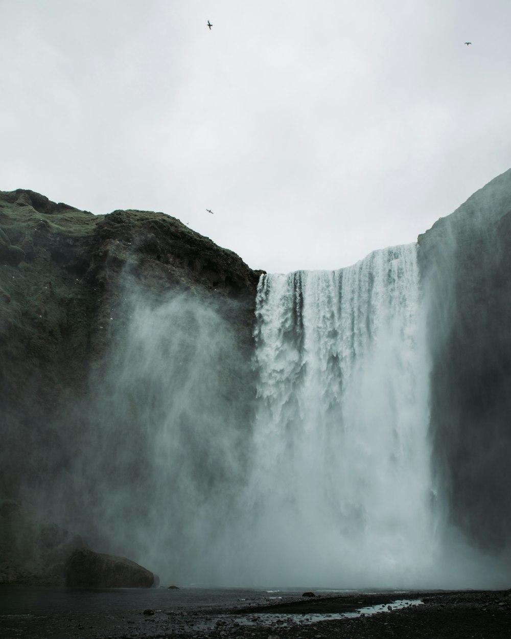 cascada bajo nubes blancas