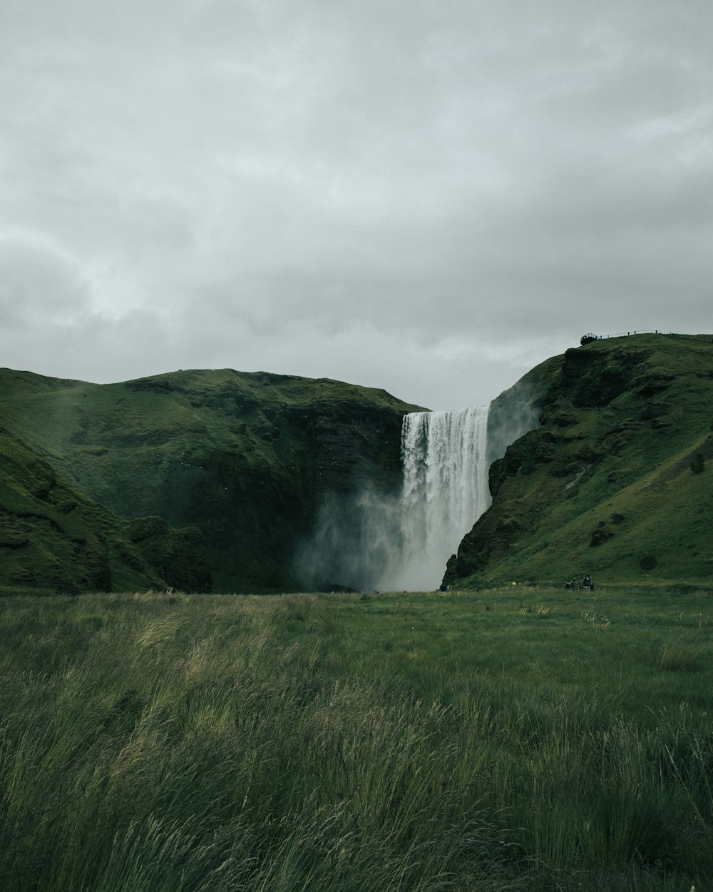 Cascadas bajo el cielo gris