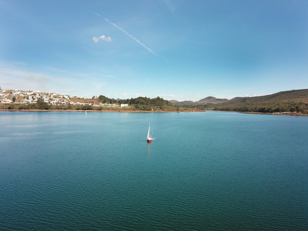 Barco en el cuerpo de agua