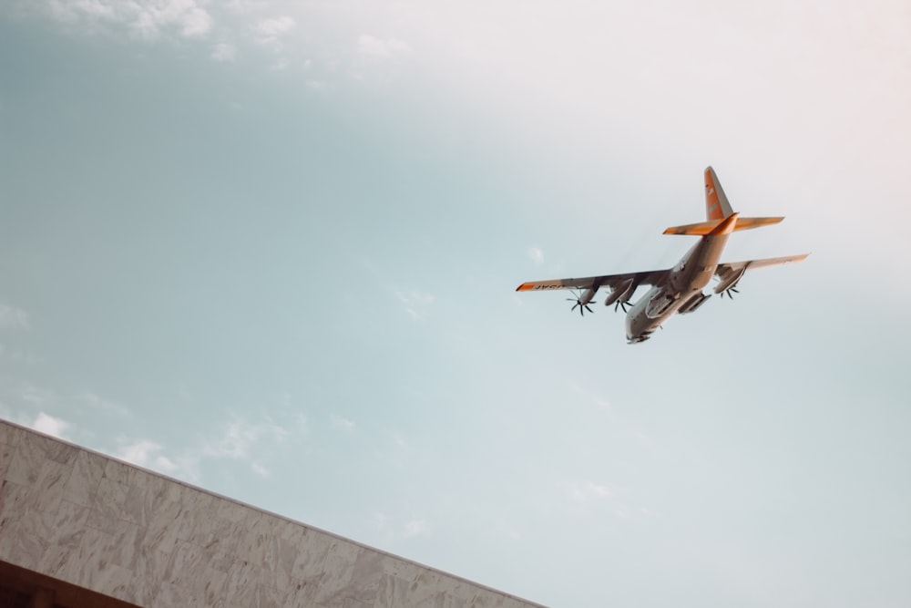 Avión blanco bajo el cielo nublado durante el día