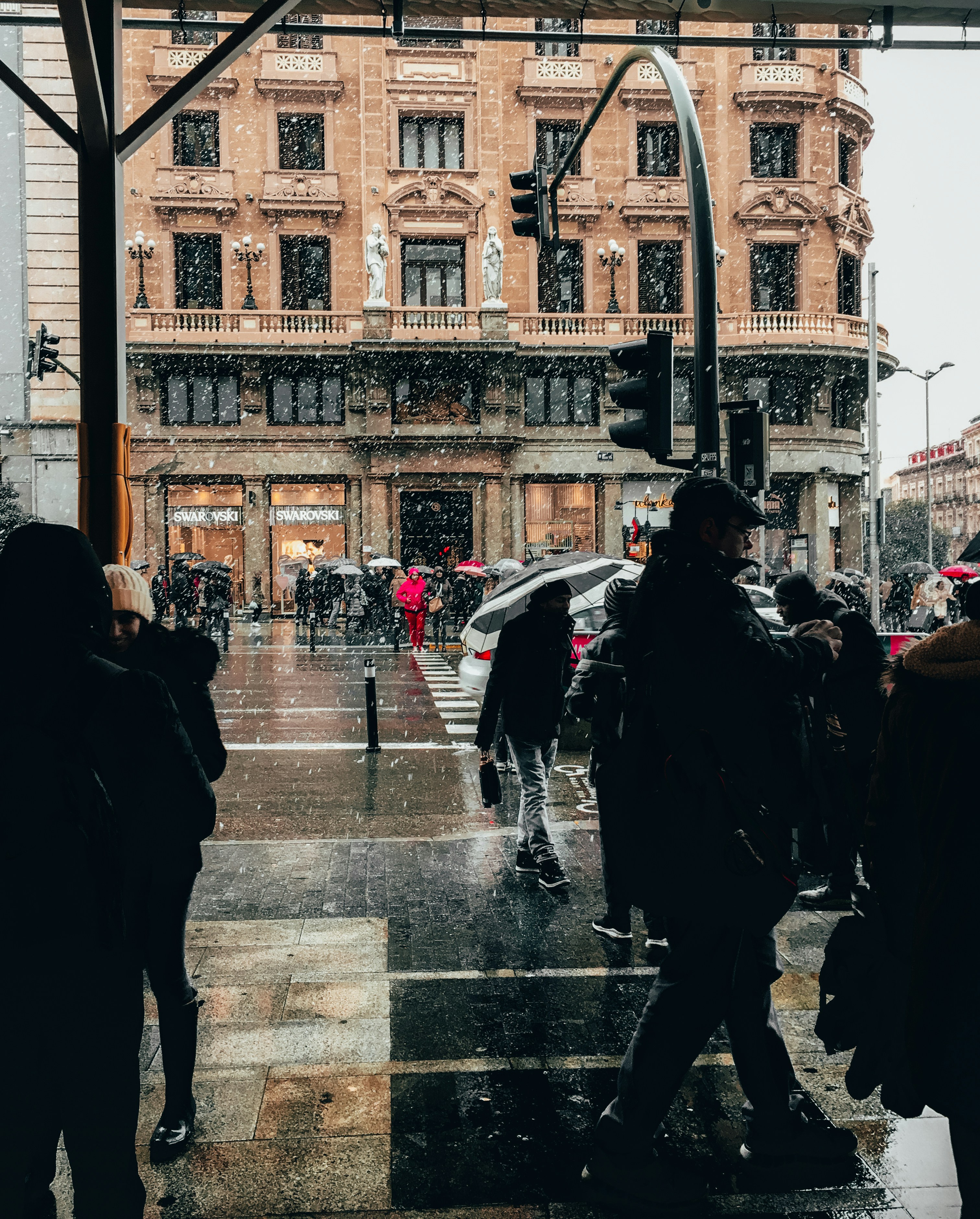 Human faces speak to us in a way that language cannot. Everyone recognize a smile, a frown, tears. Unsplash has the finest selection of people images on the web: high-def and curated for quality. Family, friends, men, women, Unsplash has photos for all.
