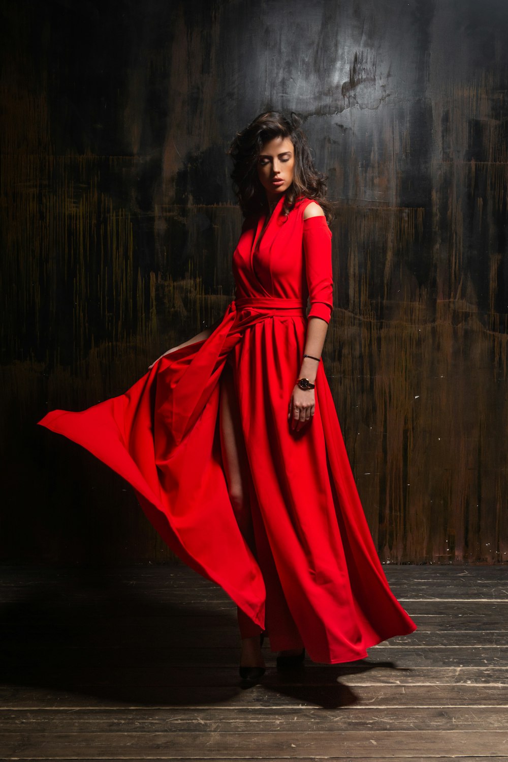 赤い3/4袖のドレスを着た女性
