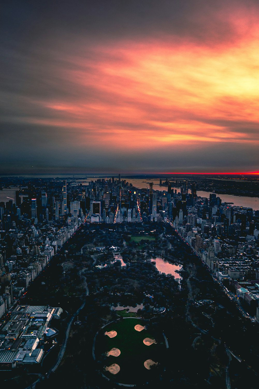 Fotografia aerea dell'edificio durante l'ora d'oro