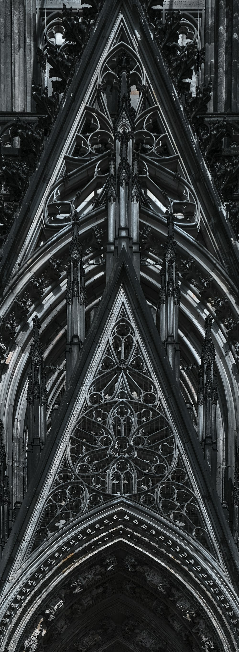 Una foto in bianco e nero di una cattedrale