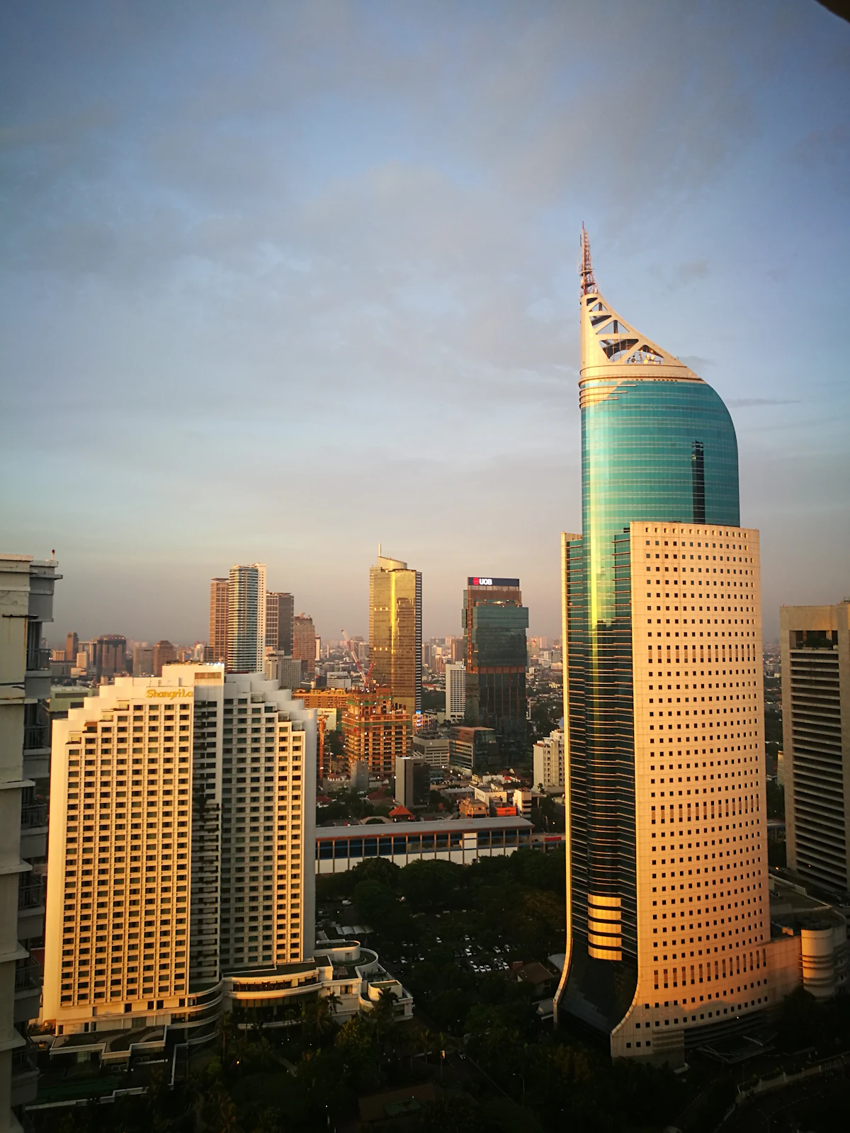 Gedung pencakar langit abu-abu di Jakarta dilihat dari ketinggian