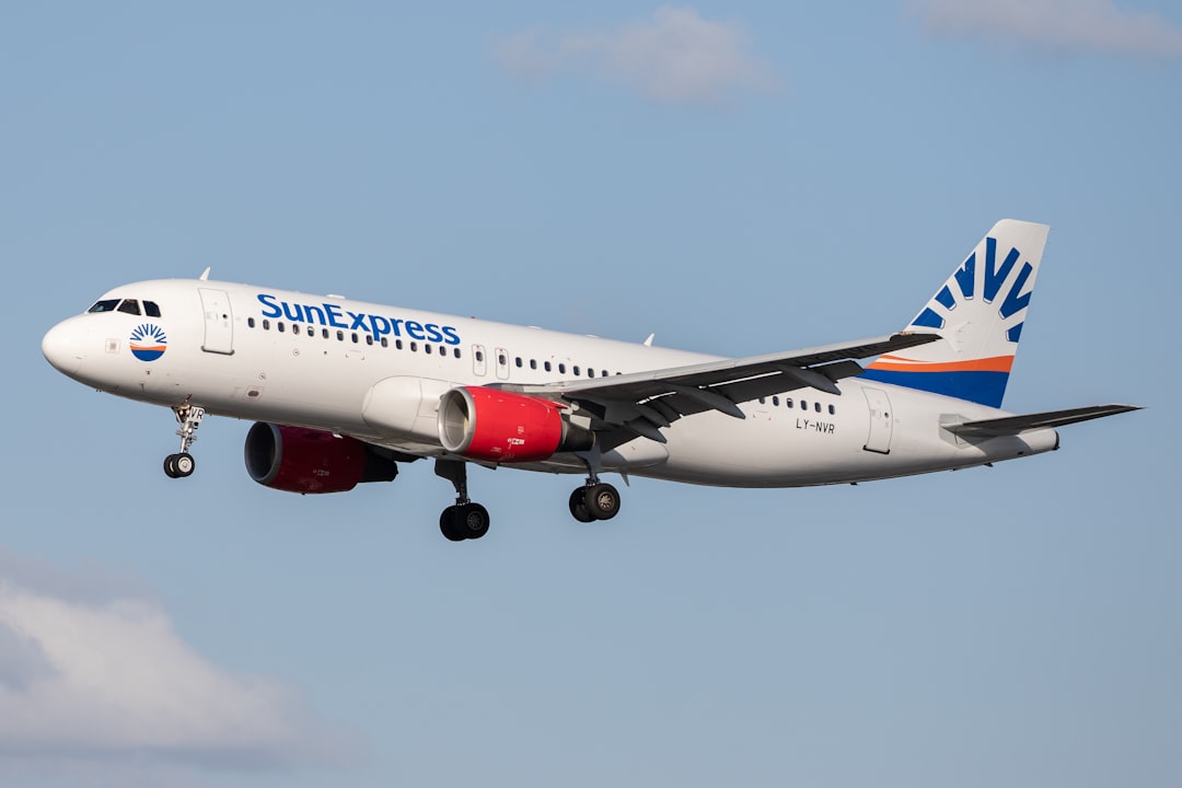 white airliner, Sunexpress final approach Hamburg Airport / HAM / EDDH