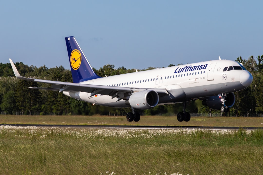 white airlinder under blue sky, Lufthansa final approach Hamburg Airport / HAM / EDDH