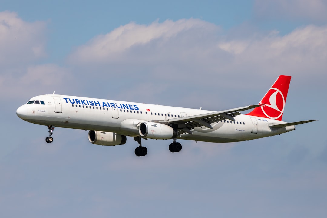 white airliner, Turkish Airlines final approach Hamburg Airport / HAM / EDDH