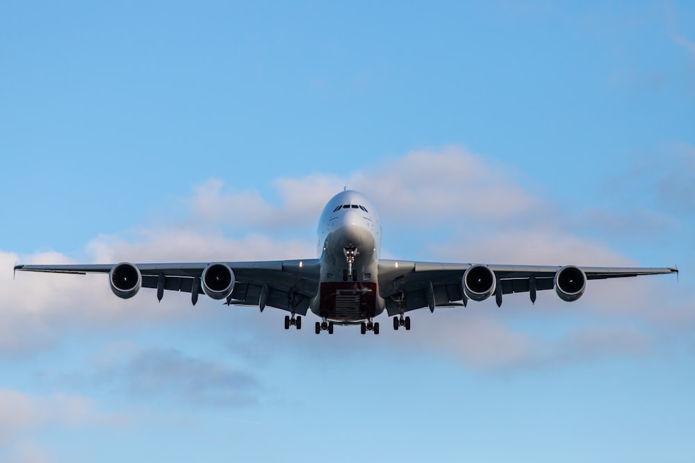 avión de pasajeros blanco