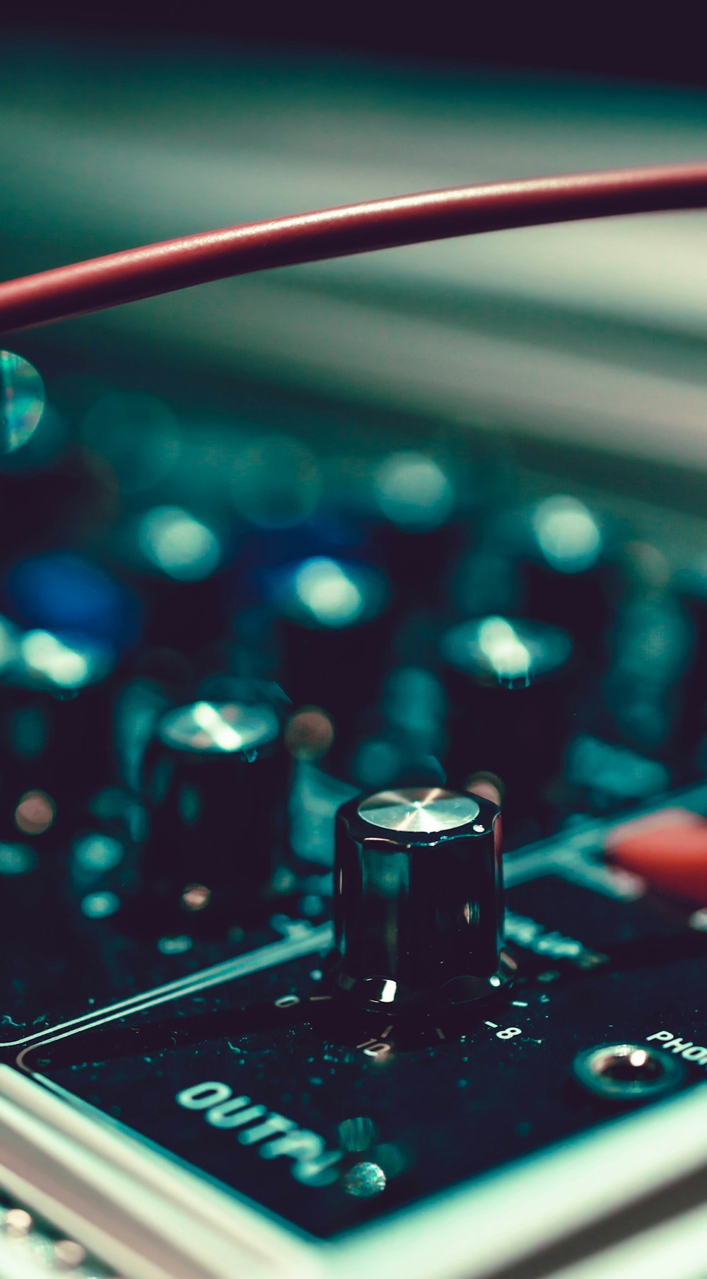 foto de close-up do mixer de áudio preto e cinza
