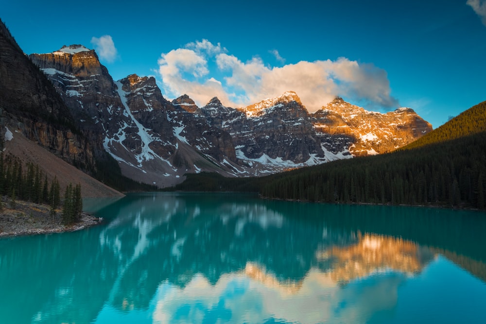 specchio d'acqua sotto il cielo blu