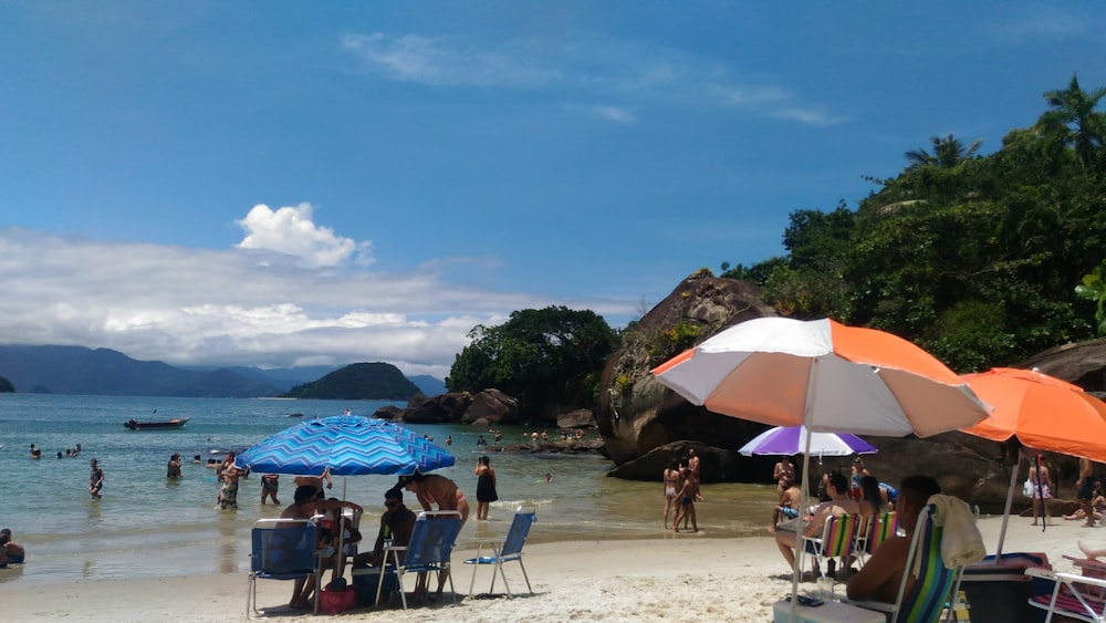 Gente parada en la línea de la playa