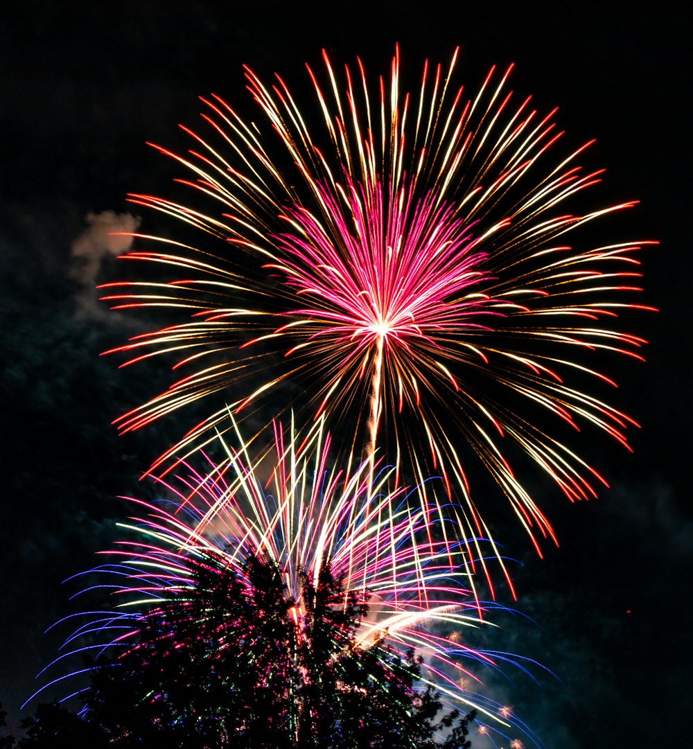 feux d’artifice rouges la nuit