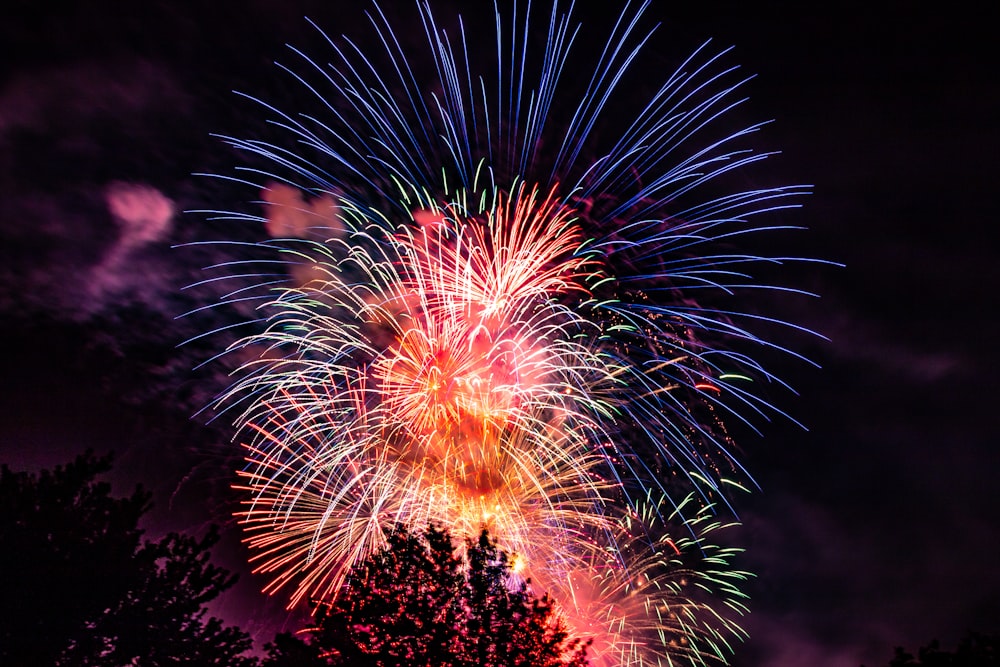 Queima de fogos vermelha e azul