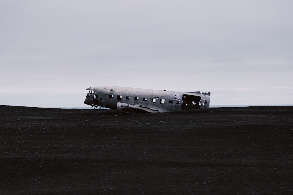 white airliner