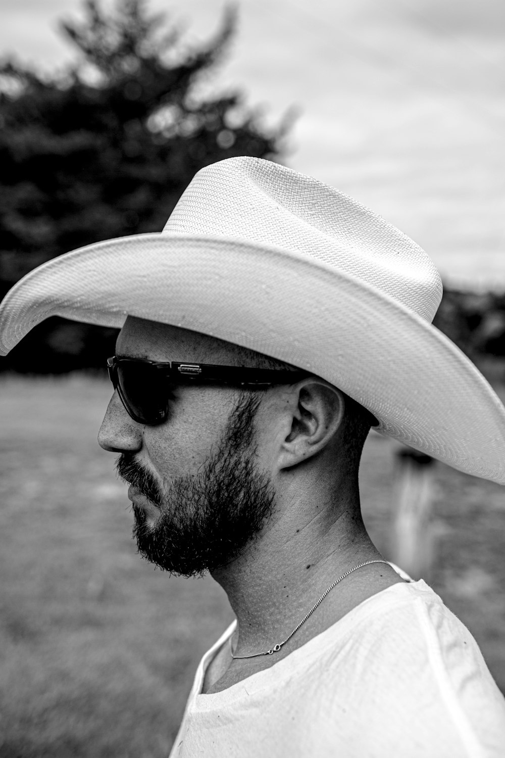 Hombre con sombrero gris – Imagen vaquero gratis en Unsplash