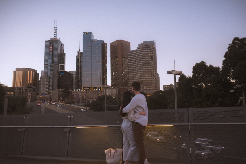 homem e mulher em toda a cidade construindo foto