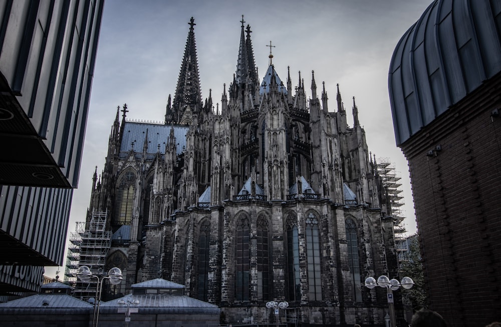 Catedral de hormigón gris y marrón