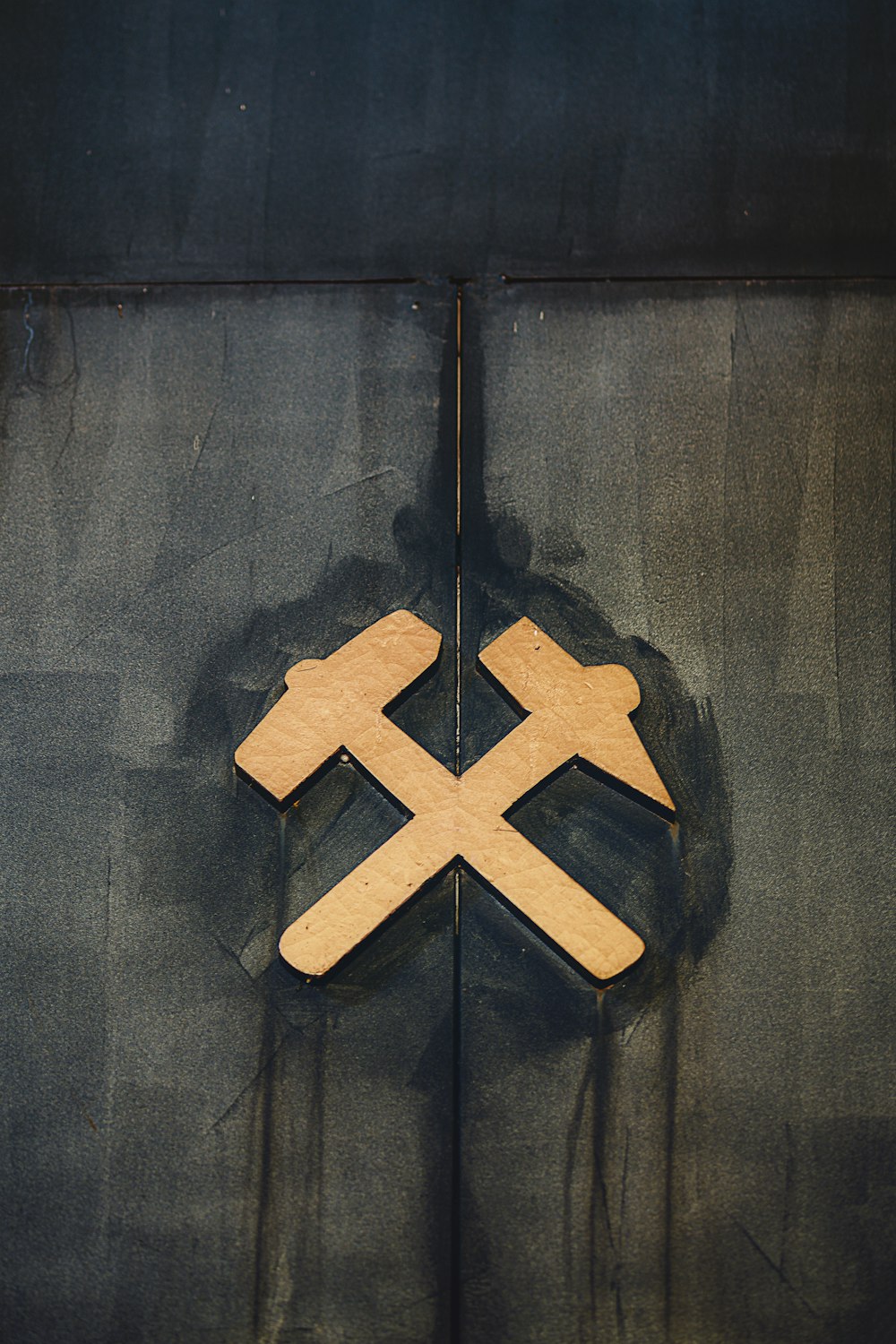 Panel de madera marrón y negro